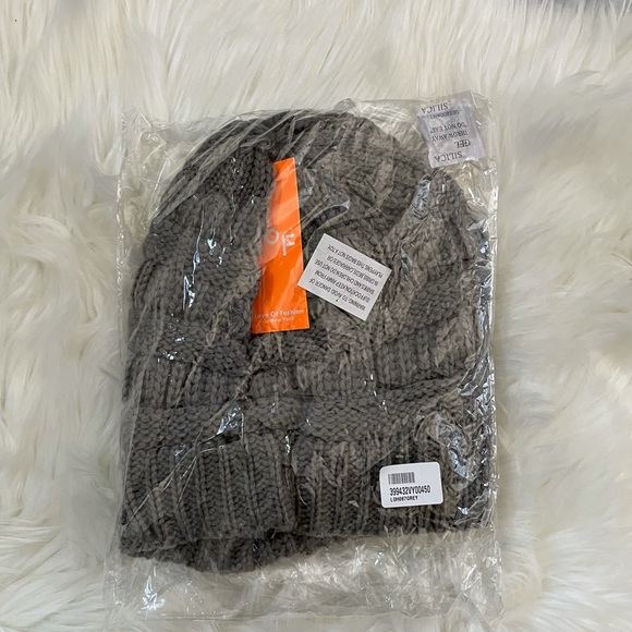 2 piece winter set, gloves and beanie - Picture 6 of 11